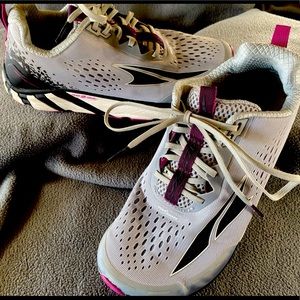 Altra Torin 4 Size 8 Grey Black with Purple Athletic Shoes Running Shoes Sneaker